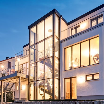 Stekleni stolp z inovativnim sistemom oken iz Finstrala