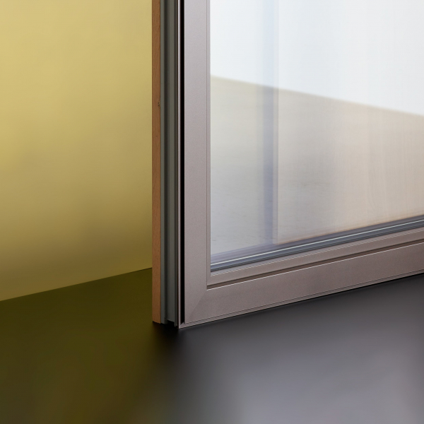 Material se predstavi: Steklo. 