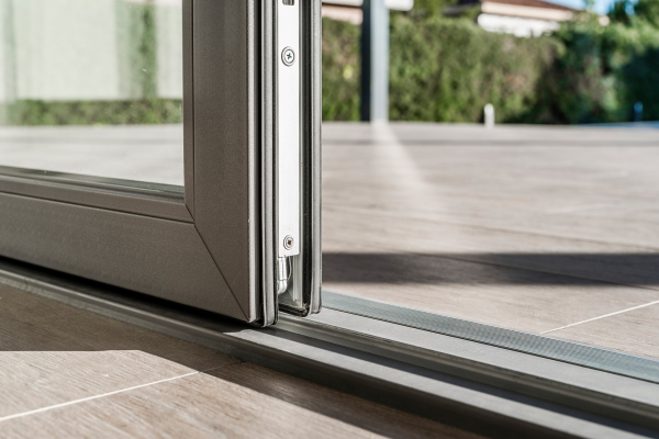 Dvižno drsna vrata  - nizki talni pragovi za življenje brez ovir