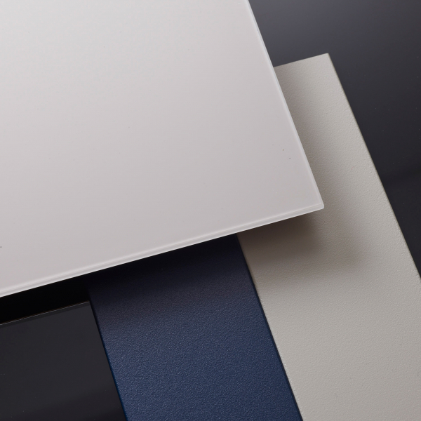 Vse o barvah in površinah.